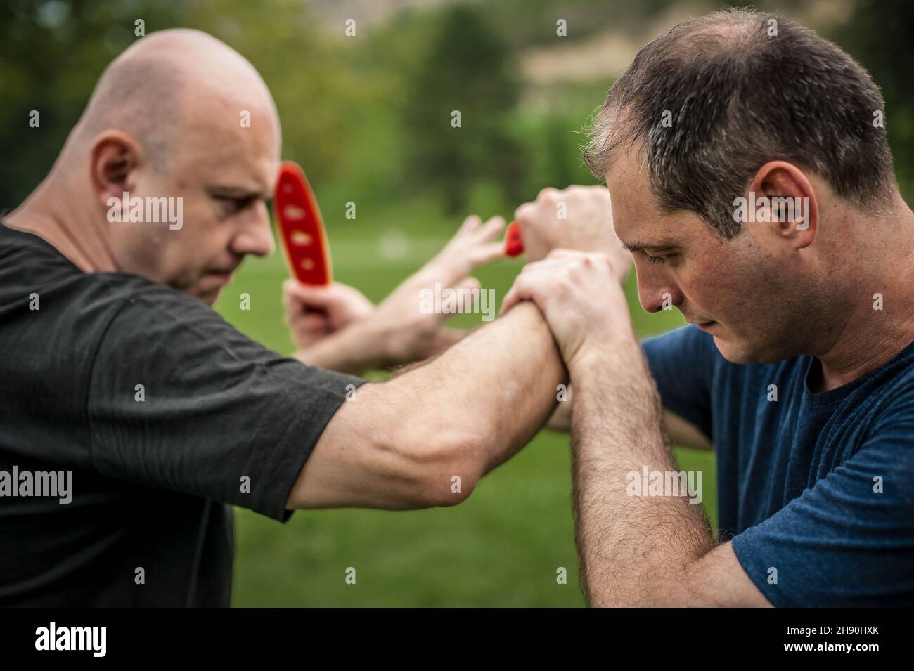 Combat entre les couteaux et les couteaux.L'instructeur de Kapap démontre la technique de défense et de combat d'art martial.Formation sur la rétention et le désarmement des armes Banque D'Images