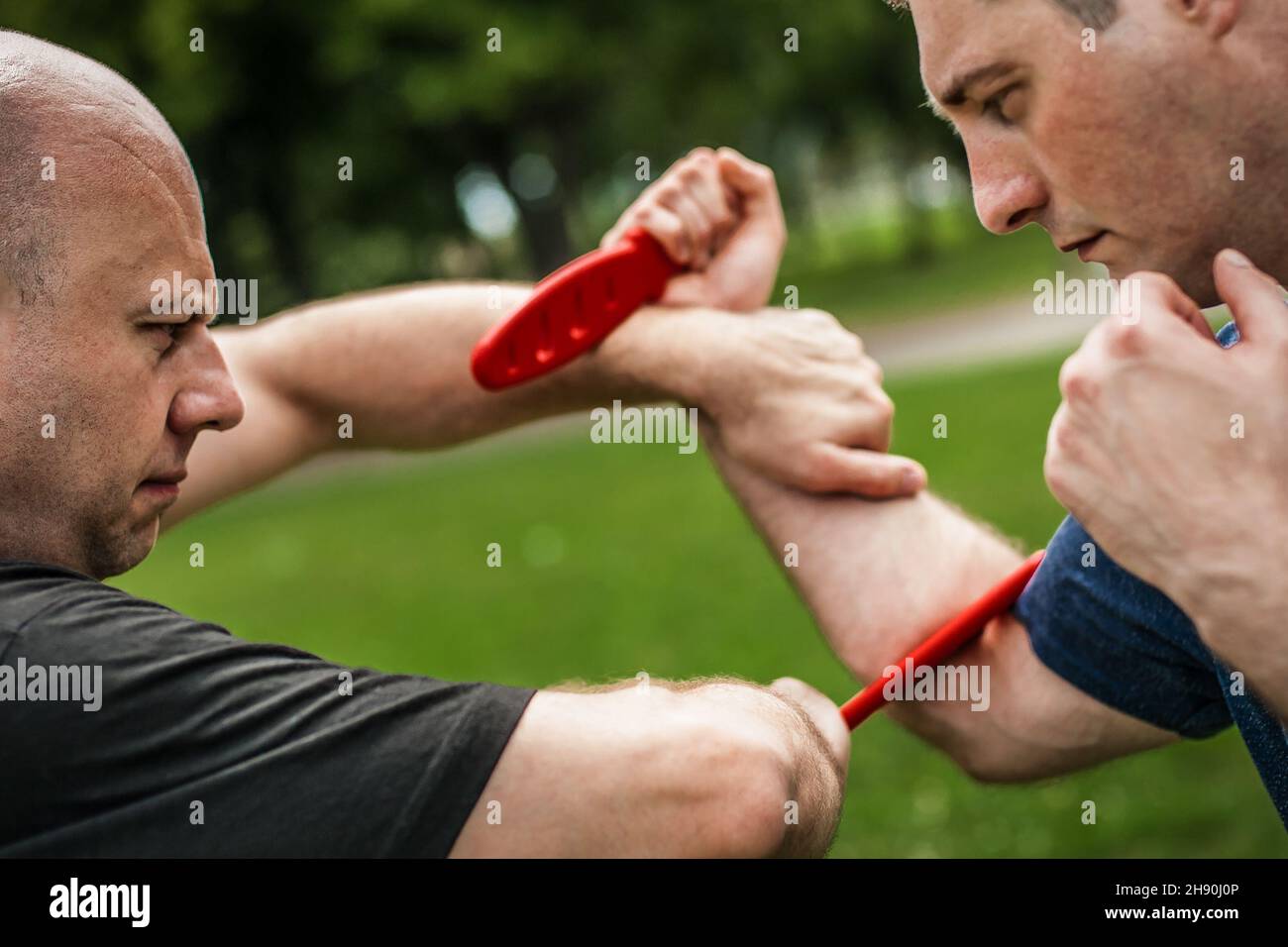 Combat entre les couteaux et les couteaux.L'instructeur de Kapap démontre la technique de défense et de combat d'art martial.Formation sur la rétention et le désarmement des armes Banque D'Images