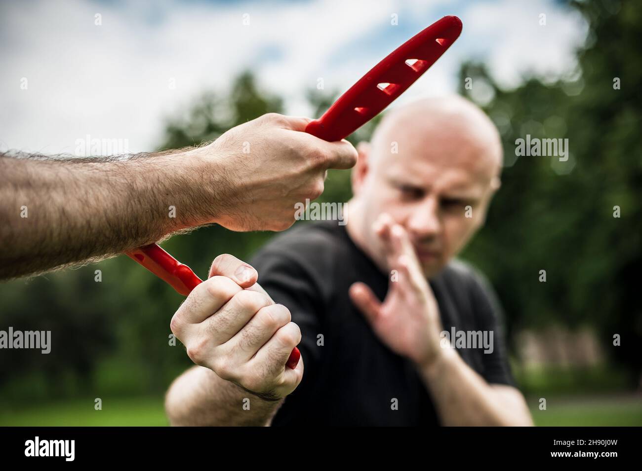 Combat entre les couteaux et les couteaux.L'instructeur de Kapap démontre la technique de défense et de combat d'art martial.Formation sur la rétention et le désarmement des armes Banque D'Images