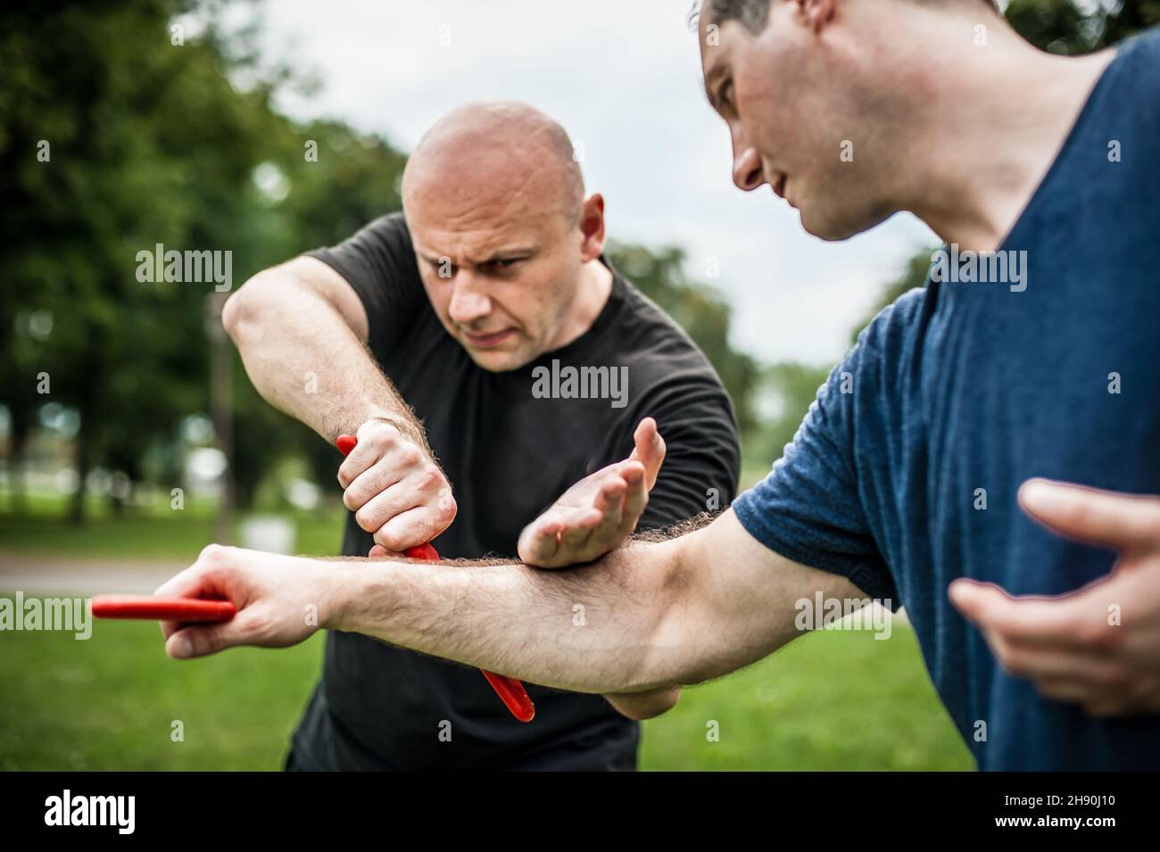 Combat entre les couteaux et les couteaux.L'instructeur de Kapap démontre la technique de défense et de combat d'art martial.Formation sur la rétention et le désarmement des armes Banque D'Images