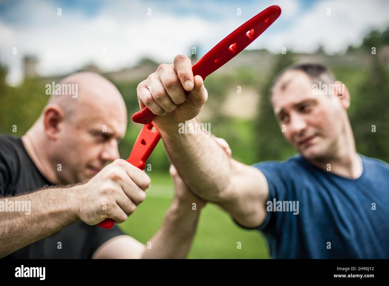 Combat entre les couteaux et les couteaux.L'instructeur de Kapap démontre la technique de défense et de combat d'art martial.Formation sur la rétention et le désarmement des armes Banque D'Images