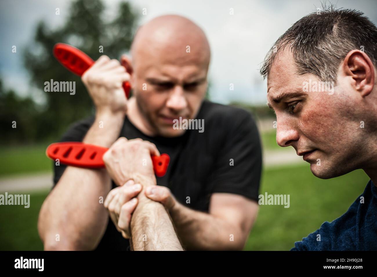 Combat entre les couteaux et les couteaux.L'instructeur de Kapap démontre la technique de défense et de combat d'art martial.Formation sur la rétention et le désarmement des armes Banque D'Images