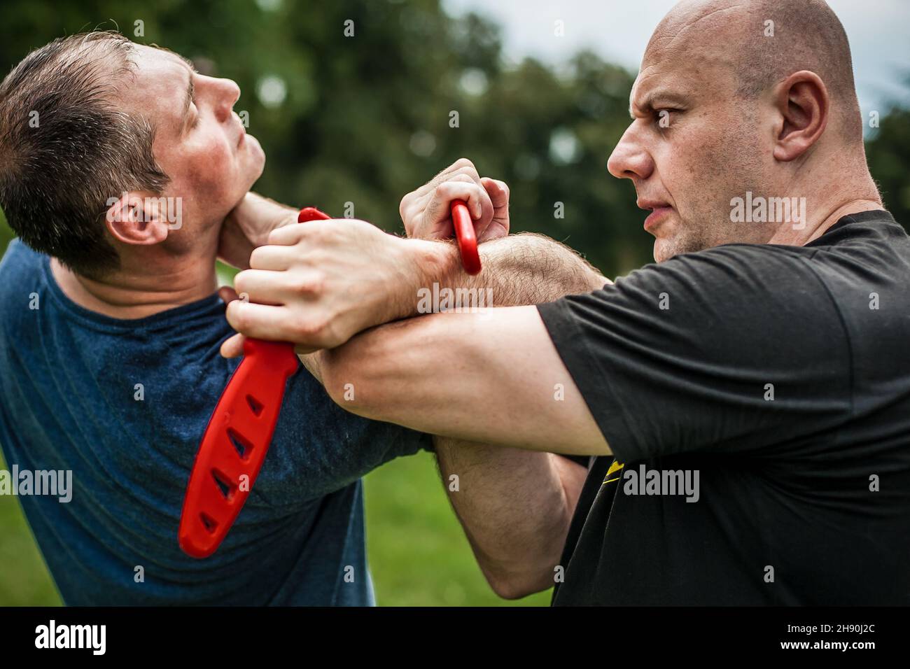Combat entre les couteaux et les couteaux.L'instructeur de Kapap démontre la technique de défense et de combat d'art martial.Formation sur la rétention et le désarmement des armes Banque D'Images