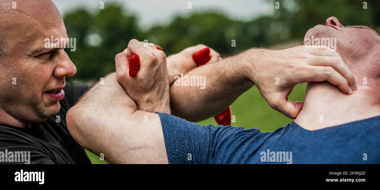 Combat entre les couteaux et les couteaux.L'instructeur de Kapap démontre la technique de défense et de combat d'art martial.Formation sur la rétention et le désarmement des armes Banque D'Images