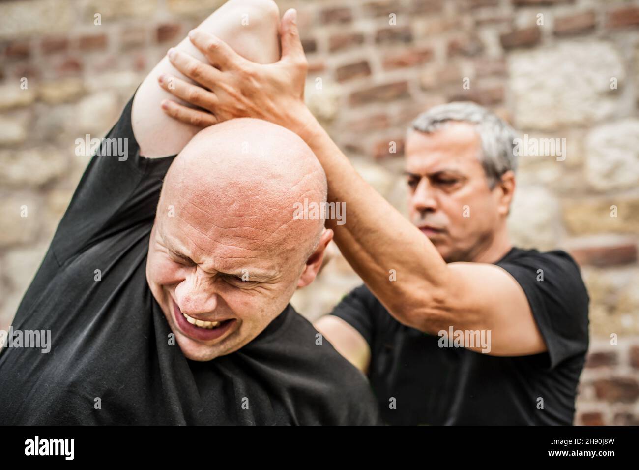 Démonstration du désarmement du couteau.Un instructeur de Kaap pratique les arts martiaux auto-défense couteau menace technique de désarmement.Formation sur la rétention et le désarmement des armes Banque D'Images