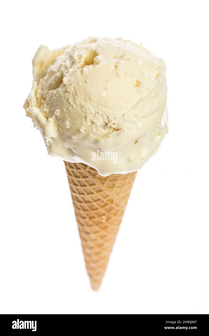 la plus fine cuillère de crème glacée macaademia remplie dans un cône de crème glacée isolé sur fond blanc Banque D'Images