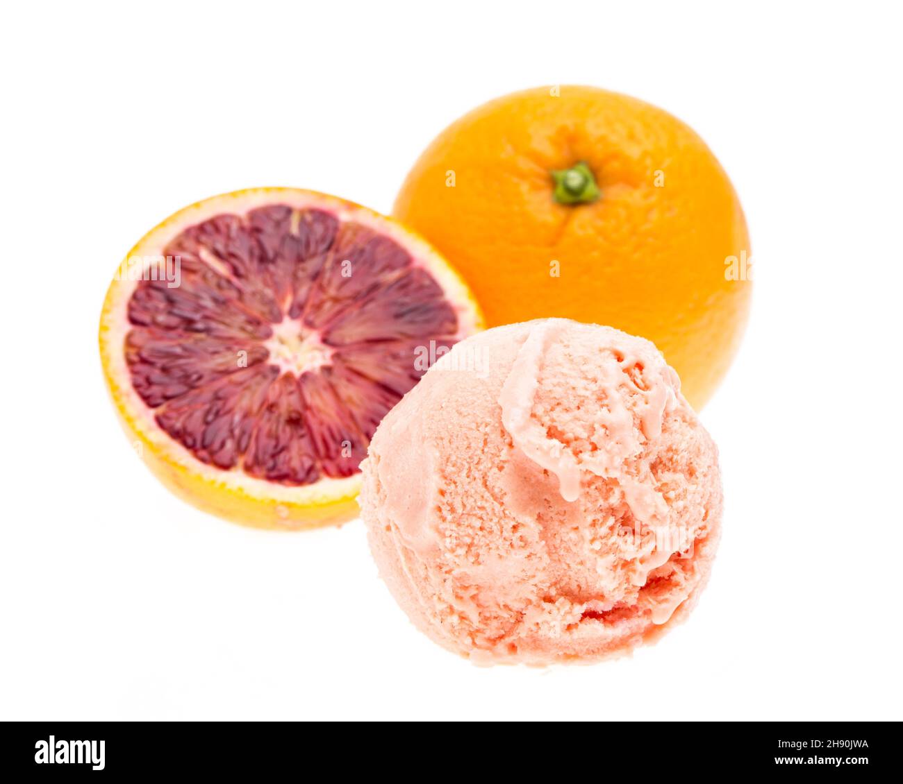 vue de face de la glace orange sanguine avec des oranges sanguines isolées sur fond blanc Banque D'Images