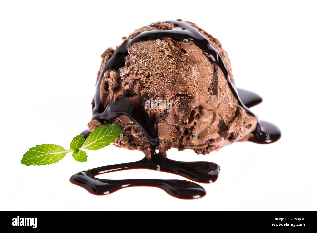 Glace : une cuillère de glace au chocolat avec sauce au chocolat et menthe Banque D'Images