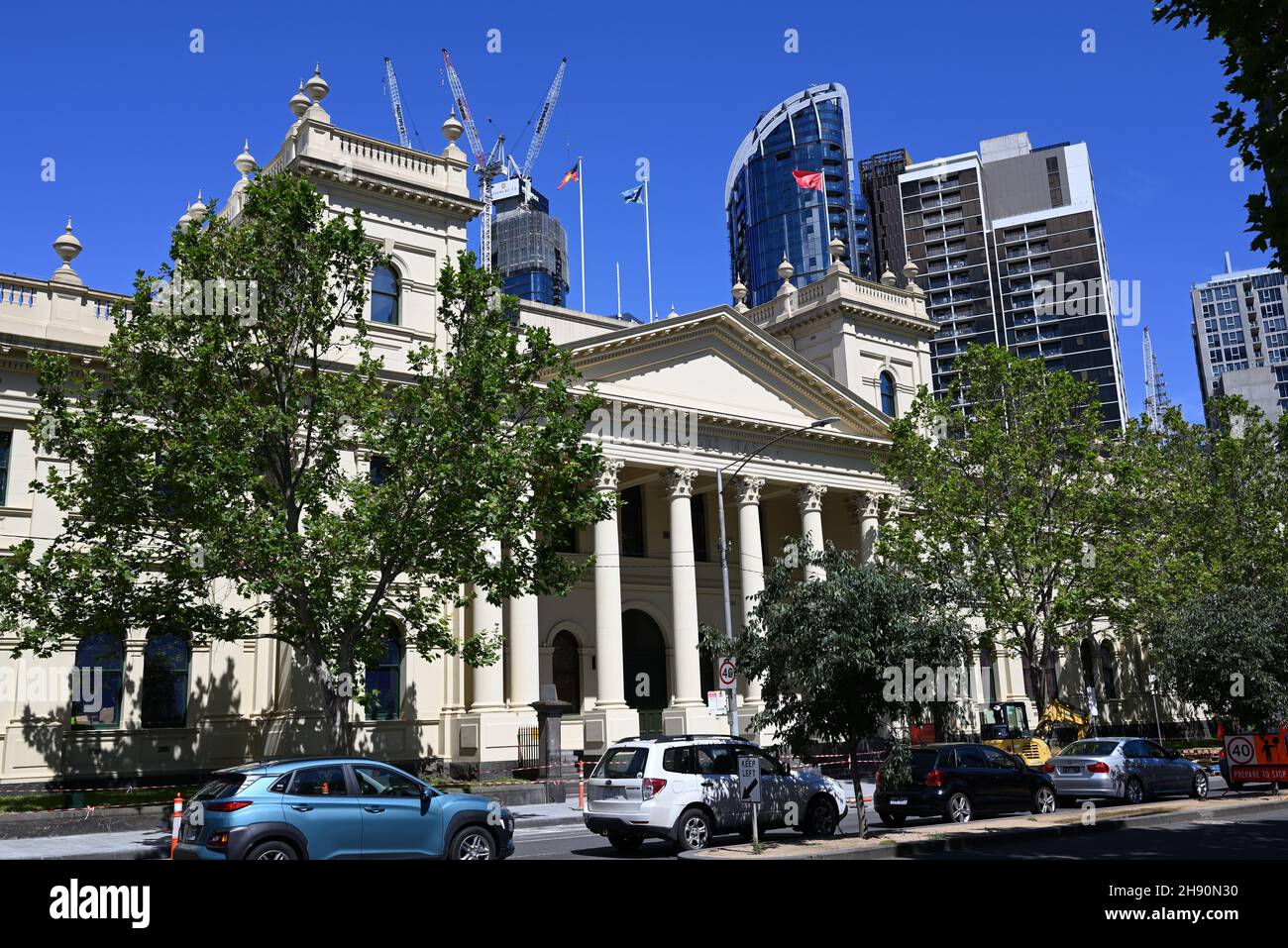 Entrée de Lygon St au Victorian Trades Hall, siège du mouvement syndical, avec une partie de la ligne d'horizon de Melbourne en arrière-plan Banque D'Images