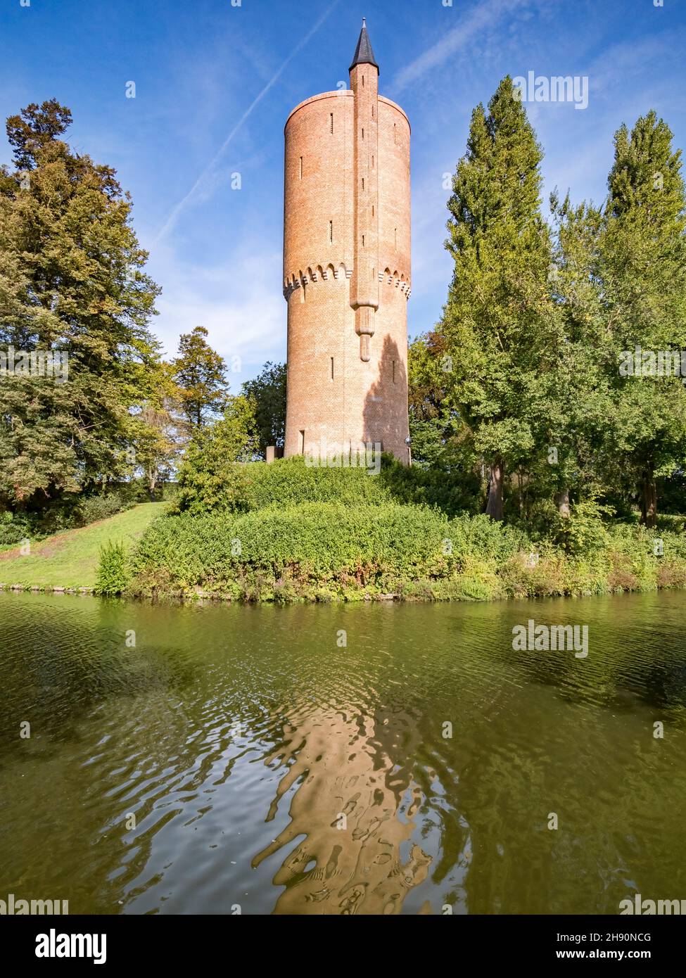 La Tour poudrière, construite en 1401 comme réserve de poudre et faisant partie des défenses de la ville de Bruges, Flandre Occidentale, Belgique. Banque D'Images