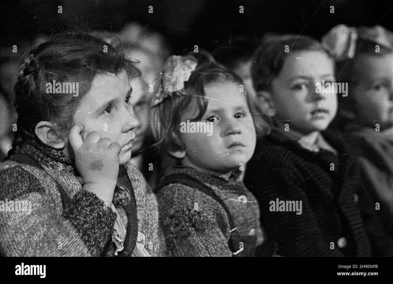 Varsovie, 1947-02-14.Przedstawienie teatrzyku kukie³kowego Baj z ¯oliborza (dzia³aj¹cego przy Robotniczym Towarzystwie Przyjació³ Dzieci od 1928 r.).NZ. Widownia przedstawienia 'dwa Micha³y i œwiat ca³y' W sali Ministerstwa Odbudowy (al.Ujazdowskie). bb/gr PAP/Stanis³aw UrbanowiczUn spectacle donné par le théâtre de marionnettes Baj de Zoliborz (en activité à l'Association des travailleurs des amis de l'enfant depuis 1928).Photo : petits spectateurs dans le hall du ministère de la reconstruction (avenue Ujazdowskie). bb/gr PAP/Stanis³aw Urbanowicz Banque D'Images