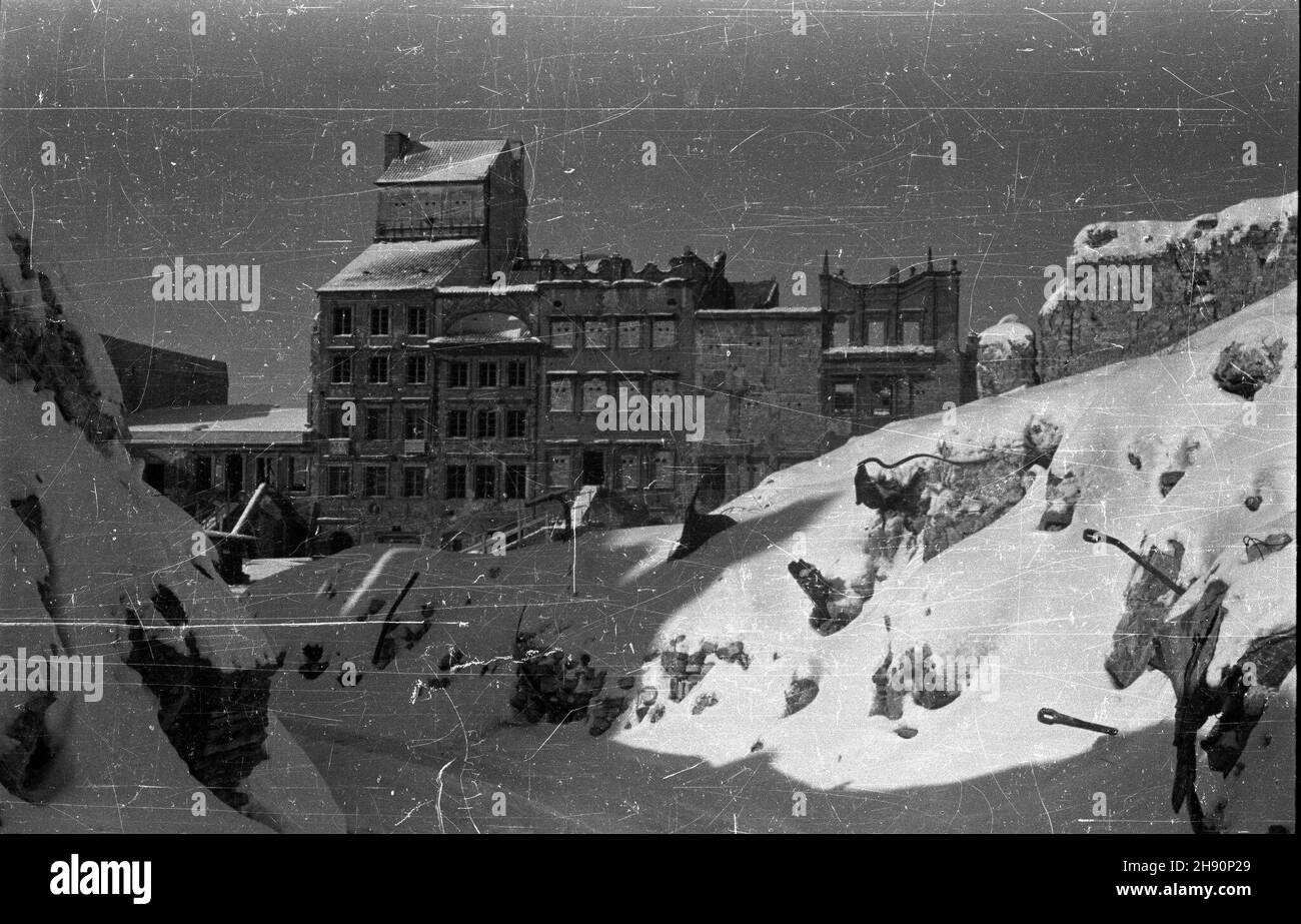 Varsovie, 1947-02-26.Ruiny kamienic przy Rynku Starego Miasta - Strona Zakrzewskiego. mta PAP Varsovie, 26 février 1946.Ruines de maisons de location sur la place du marché de la vieille ville - côté Zakrzewski. mta PAP/PAP Banque D'Images