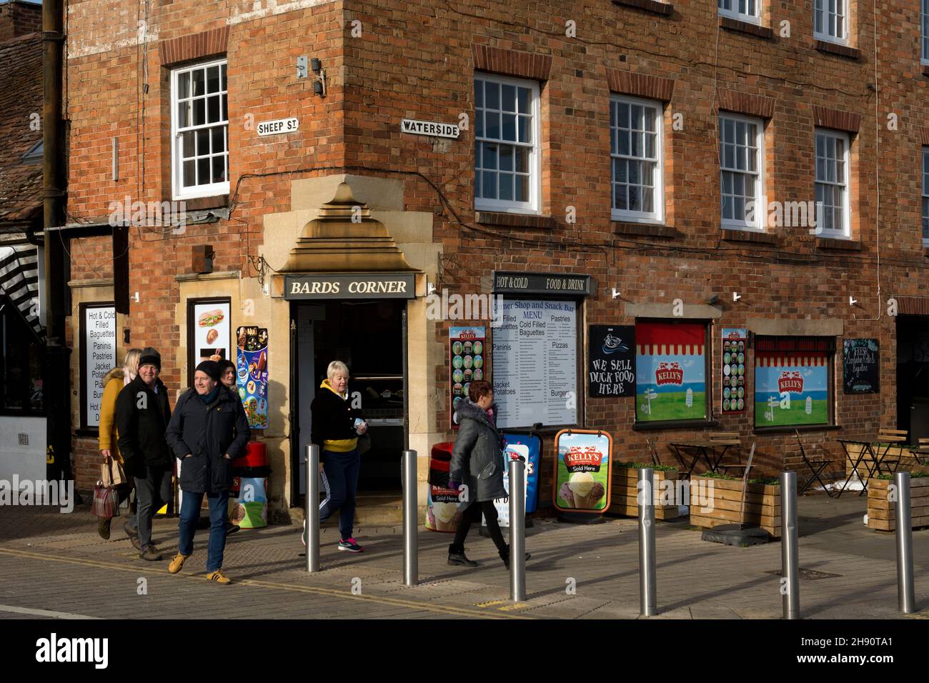 Magasin d'angle, Waterside/Sheep Street, Stratford-upon-Avon, Warwickshire, Angleterre,ROYAUME-UNI Banque D'Images