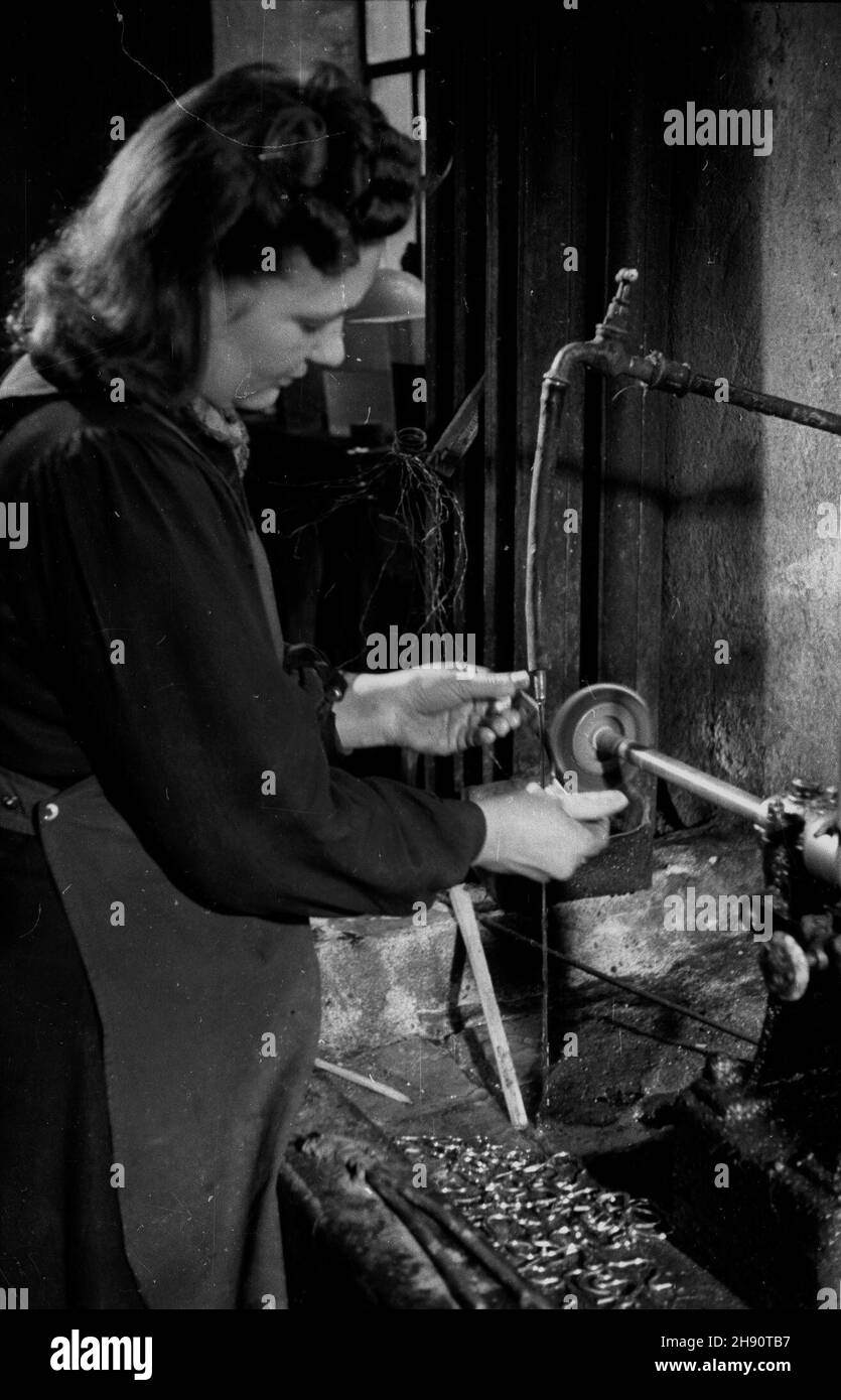 Varsovie, 1947-03.Pañstwowa Fabryka Narzêdzi Chirugicznych Alfonsa Manna (wczeœniej Alfons Mann i Spó³ka - Fabryka Narzêdzi Lekarskich) produkuj¹ca sprzêt medyczny.NZ. Szlifowanie elementów narzêdzi lekarskich. kw PAP Dok³adny dzieñ wydarzenia nieustalony.Varsovie, mars 1947.L'usine d'outils chirurgicaux Alfons Mann State Factory (Alfons Mann et Company - Medical Tool Factory) produisant de l'équipement médical.Photo : un ouvrier meulant des éléments d'outils médicaux. kw PAP Banque D'Images