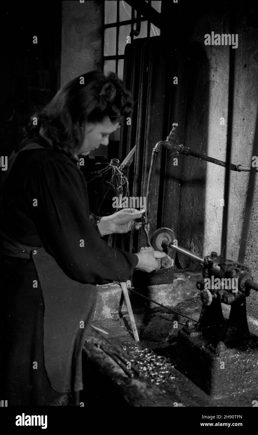 Varsovie, 1947-03.Pañstwowa Fabryka Narzêdzi Chirugicznych Alfonsa Manna (wczeœniej Alfons Mann i Spó³ka - Fabryka Narzêdzi Lekarskich) produkuj¹ca sprzêt medyczny.NZ. Szlifowanie elementów narzêdzi lekarskich. kw PAP Dok³adny dzieñ wydarzenia nieustalony.Varsovie, mars 1947.L'usine d'outils chirurgicaux Alfons Mann State Factory (Alfons Mann et Company - Medical Tool Factory) produisant de l'équipement médical.Photo : un ouvrier meulant des éléments d'outils médicaux. kw PAP Banque D'Images