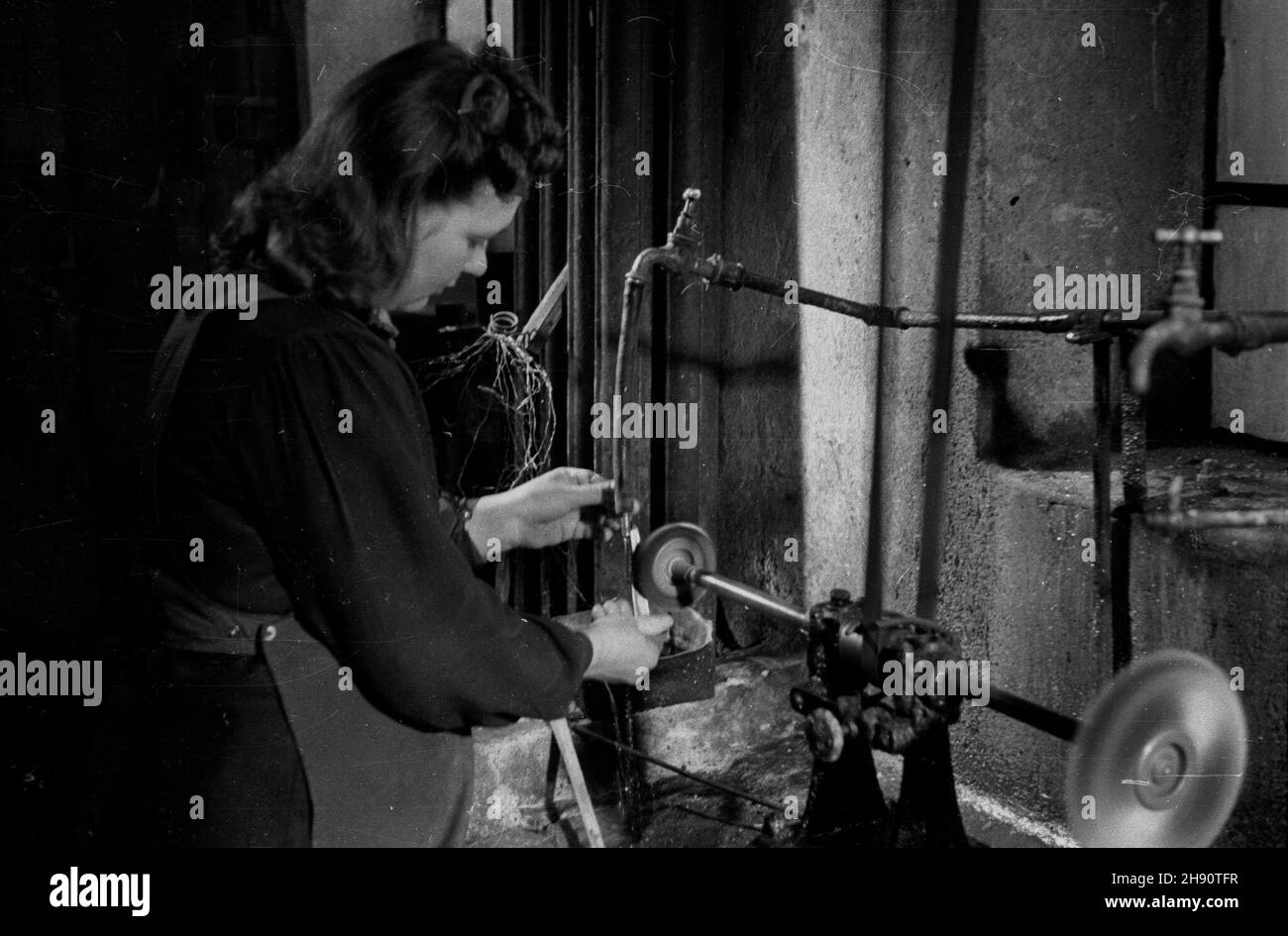 Varsovie, 1947-03.Pañstwowa Fabryka Narzêdzi Chirugicznych Alfonsa Manna (wczeœniej Alfons Mann i Spó³ka - Fabryka Narzêdzi Lekarskich) produkuj¹ca sprzêt medyczny.NZ. Szlifowanie elementów narzêdzi lekarskich. kw PAP Dok³adny dzieñ wydarzenia nieustalony.Varsovie, mars 1947.L'usine d'outils chirurgicaux Alfons Mann State Factory (Alfons Mann et Company - Medical Tool Factory) produisant de l'équipement médical.Photo : un ouvrier meulant des éléments d'outils médicaux. kw PAP Banque D'Images