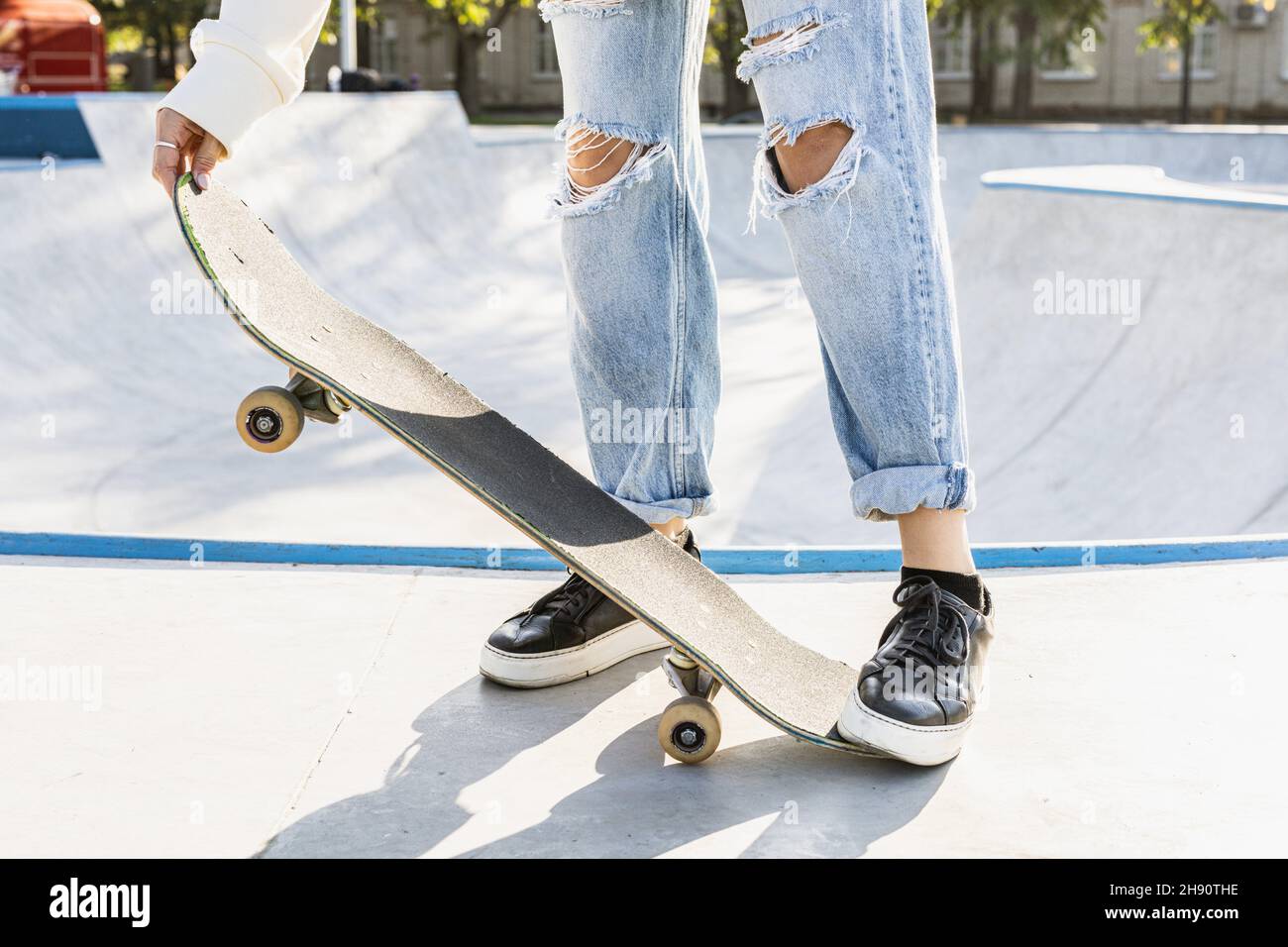 Skate-boarder féminin élégant et sympa au skate Park, gros plan sur des  chaussures Photo Stock - Alamy
