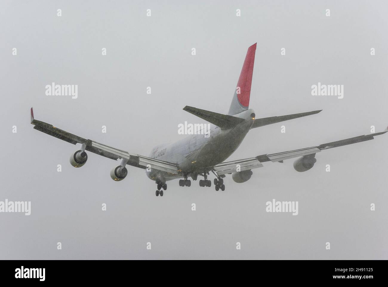 JAL Cargo Boeing 747 Jumbo Jet cargo avion JA401J atterrissage finales à l'aéroport de Londres Heathrow, Royaume-Uni, sous une pluie très forte.Vol par mauvais temps Banque D'Images