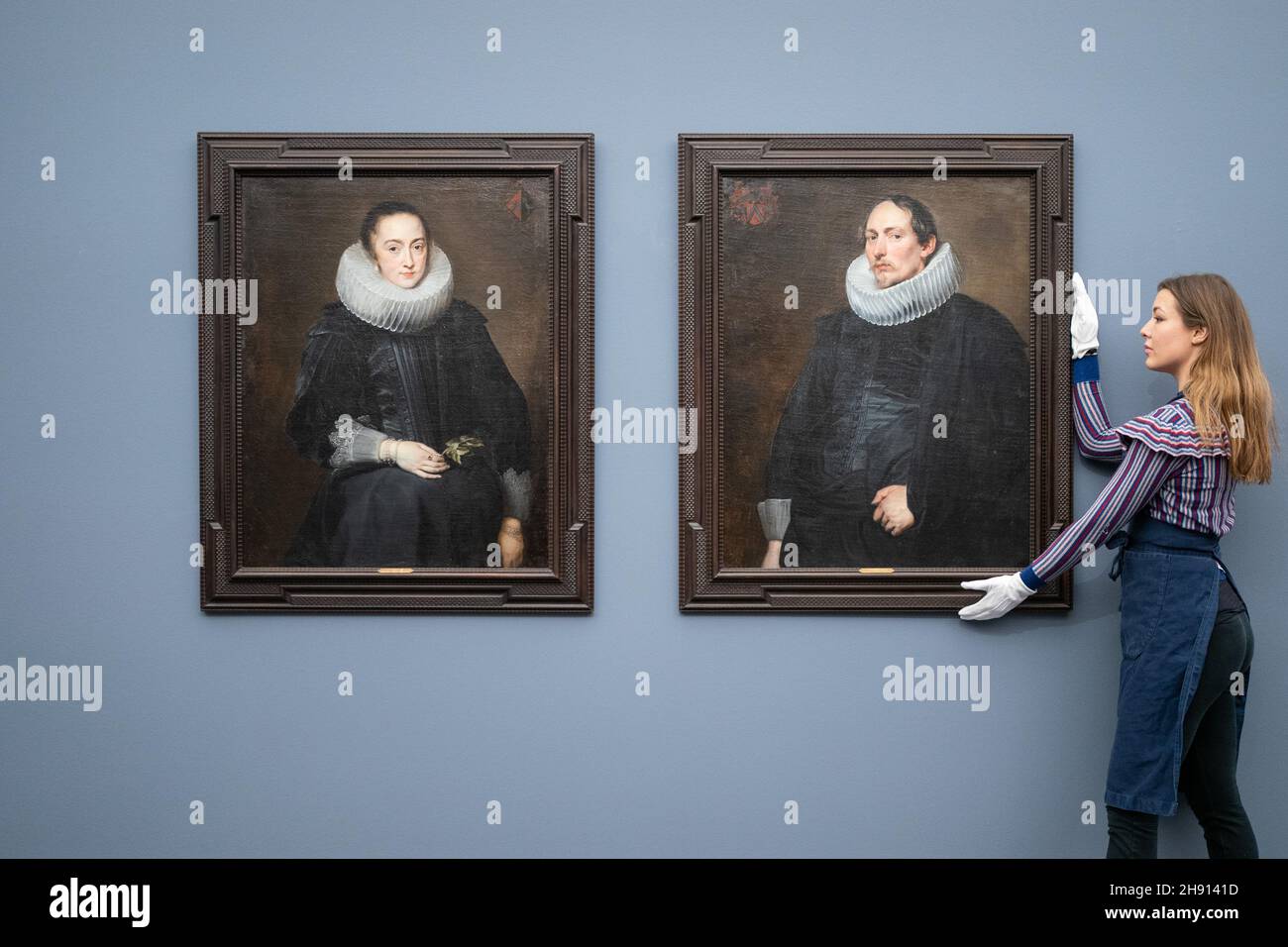 Un maître d'œuvre de Sotheby avec « Portrait de Jacob de Witte » et « Portrait de Maria Nutius » par Van Dyck, estimé à 4,000,000 à 6,000,000 £, lors d'un appel photo à Sotheby's à Mayfair, Londres, pour leur prochain Old Masters Evening sale, qui inclut une étude redécouverte par John Constable,Une paire de portraits rarement vus par Sir Anthony Van Dyck et une peinture à l'huile récemment redécouverte par JMW Turner.Date de la photo: Vendredi 3 décembre 2021. Banque D'Images
