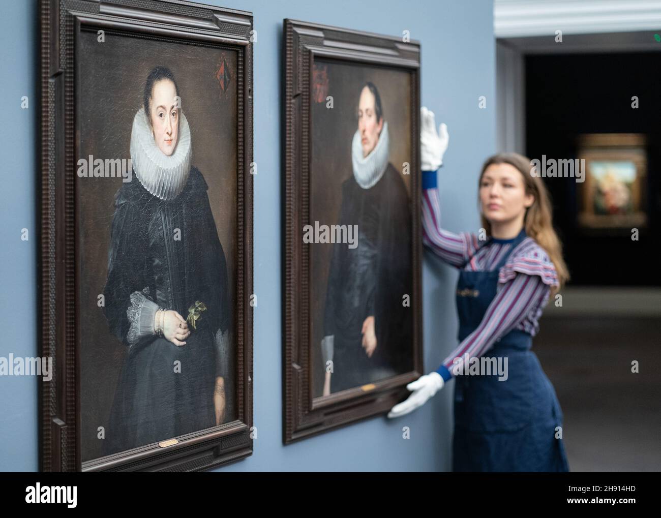 Un maître d'œuvre de Sotheby avec « Portrait de Jacob de Witte » et « Portrait de Maria Nutius » par Van Dyck, estimé à 4,000,000 à 6,000,000 £, lors d'un appel photo à Sotheby's à Mayfair, Londres, pour leur prochain Old Masters Evening sale, qui inclut une étude redécouverte par John Constable,Une paire de portraits rarement vus par Sir Anthony Van Dyck et une peinture à l'huile récemment redécouverte par JMW Turner.Date de la photo: Vendredi 3 décembre 2021. Banque D'Images