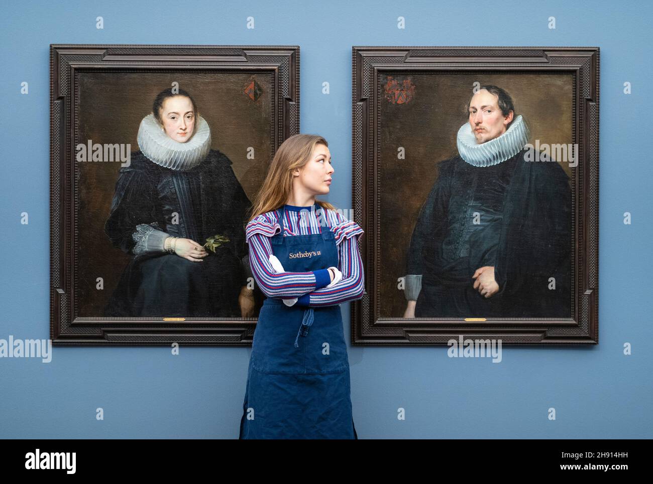 Un maître d'œuvre de Sotheby avec « Portrait de Jacob de Witte » et « Portrait de Maria Nutius » par Van Dyck, estimé à 4,000,000 à 6,000,000 £, lors d'un appel photo à Sotheby's à Mayfair, Londres, pour leur prochain Old Masters Evening sale, qui inclut une étude redécouverte par John Constable,Une paire de portraits rarement vus par Sir Anthony Van Dyck et une peinture à l'huile récemment redécouverte par JMW Turner.Date de la photo: Vendredi 3 décembre 2021. Banque D'Images