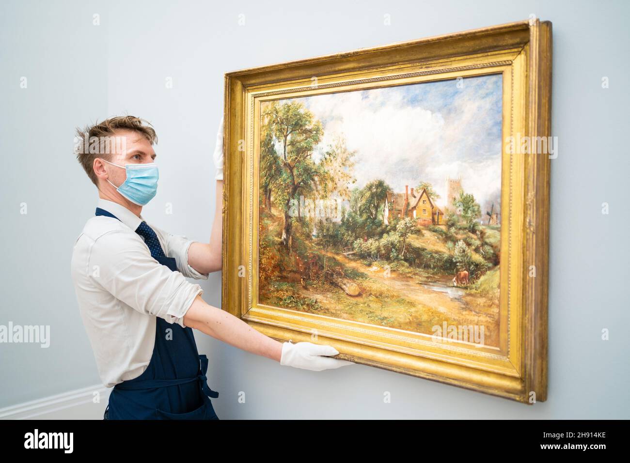 Un maître d'œuvre de Sotheby avec « The Glebe Farm » de John Constable, d'une valeur de 3,000,000 £ à 5,000,000 £, lors d'un appel photo au Sotheby's de Mayfair, Londres, pour son prochain « Old Masters Evening sale », qui inclut une étude redécouverte de John Constable,Une paire de portraits rarement vus par Sir Anthony Van Dyck et une peinture à l'huile récemment redécouverte par JMW Turner.Date de la photo: Vendredi 3 décembre 2021. Banque D'Images