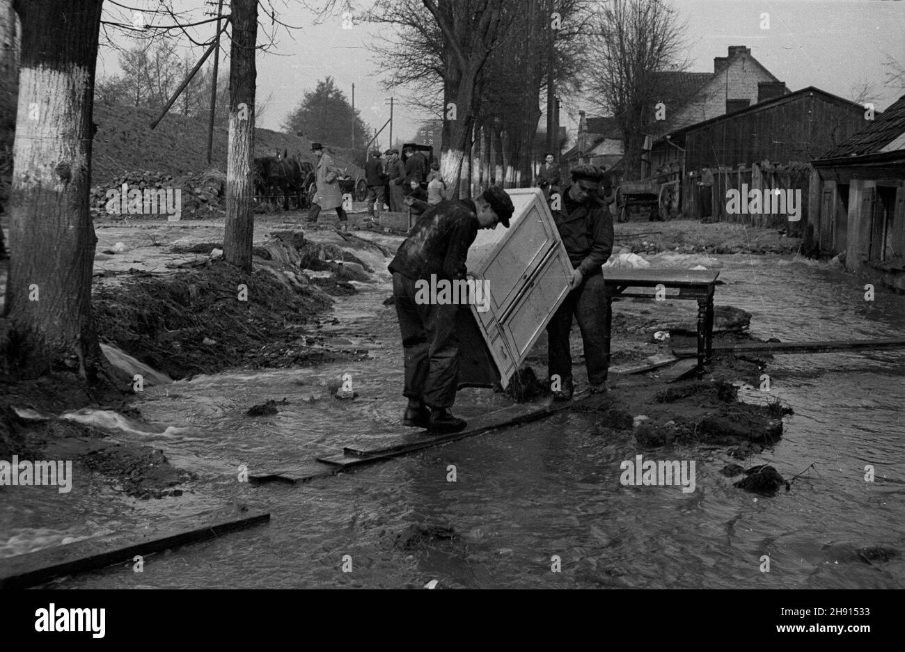 Polska, 1947-03.Marcowe roztopy spowodowa³y gwa³towne podniesienie poziomu wody W rzekach.Rw¹ce rzeki przerwa³y wa³y ochronne.Na terenie ca³ego kraju wiele miejscowoœci zosta³o zatopionych.NZ. Usuwanie szkód po ust¹pieniu wody. uu PAP/Komorowski Dok³adny dzieñ wydarzenia nieustalony.Pologne, mars 1947.Le niveau d'eau dans les rivières a augmenté fortement après la fonte de mars.Des rivières qui se précipitent ont brisé des bancs de crue.De nombreux villages ont été inondés à travers la Pologne.Photo : enlèvement des dégâts causés par les inondations. uu PAP/Komorowski Banque D'Images