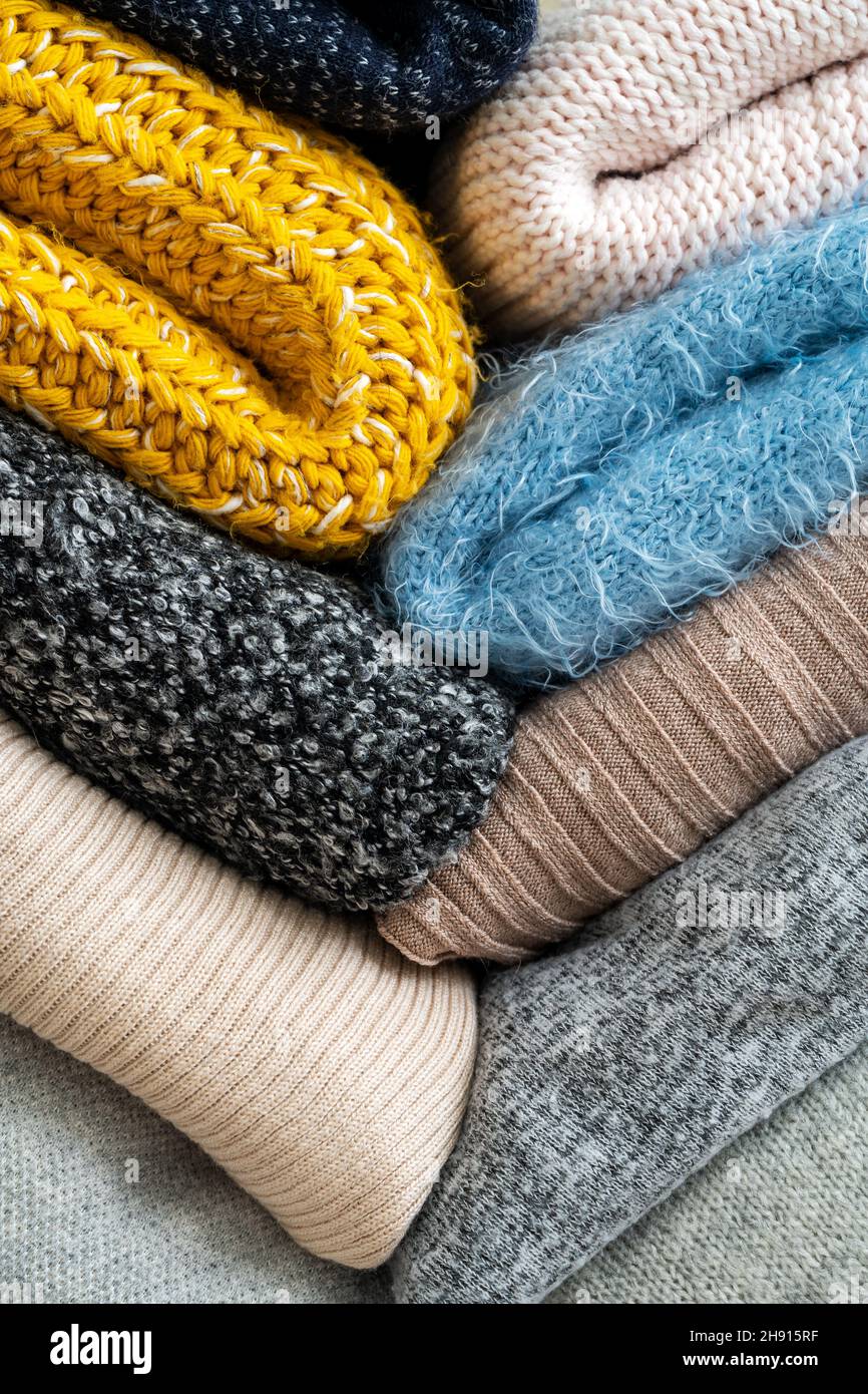 Pile de vêtements de différentes couleurs et matériaux. Banque D'Images