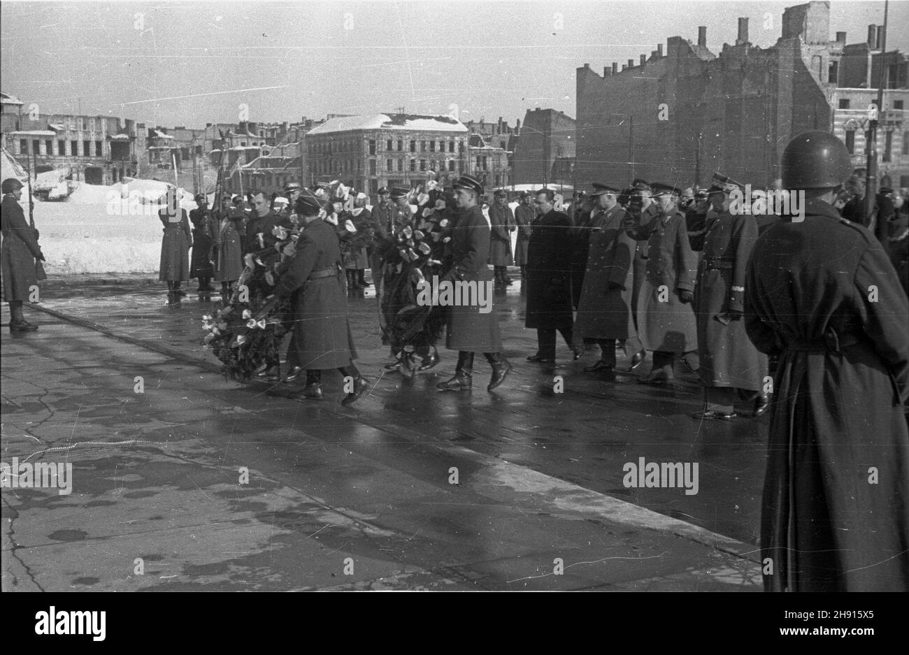 Varsovie, 1947-03-10.Wizyta delegacji rz¹du Czechos³owacji.sk³adanie wieñców na Grobie Nieznanego ¯o³nierza, na Placu Zwyciêstwa.W tle ruiny ulicy Trêbacej. bb/pp PAP/ArchiwumVarsovie, le 10 mars 1947.Visite des délégués du gouvernement de Tchécoslovaquie à Varsovie.Photo : les délégués ont déposé des couronnes à la tombe du Soldat Unkwnown sur la place Zwyciestwa (victoire).En arrière-plan, les ruines de Trebacla Street. bb/pp PAP/Archiwum Banque D'Images