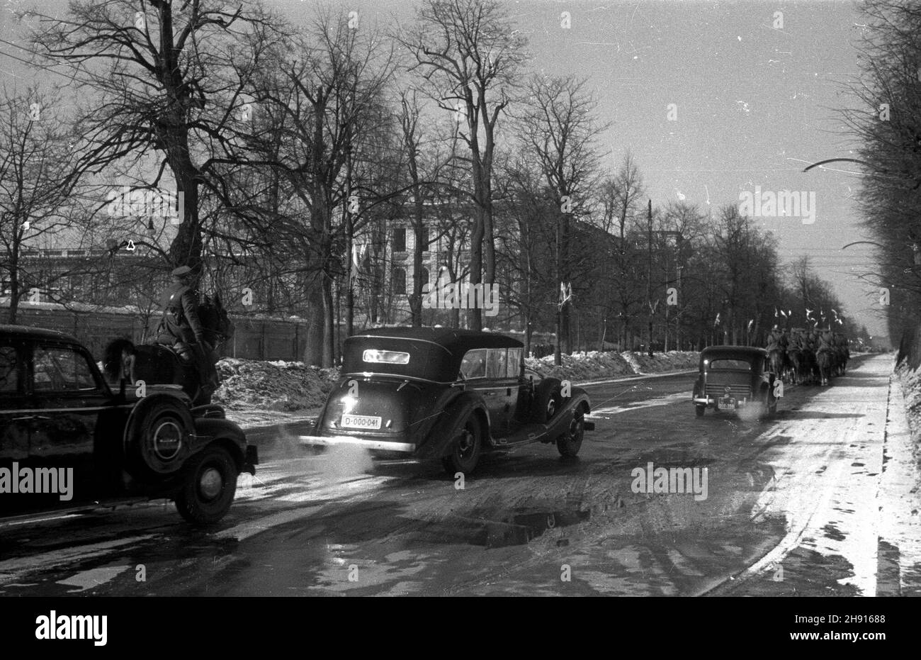 Varsovie, 1947-03-10.Wizyta delegacji rz¹dowej Czechos³owacji.NZ. Przejazd delegacji alej¹ Stalina (Aleje Ujazdowskie). bb/gr PAPVarsovie, le 10 mars 1947.Les délégués du gouvernement tchécoslovaque se rendent à Varsovie.Photo : les délégués traversent l'avenue Staline (à l'origine l'avenue Ujazdowskie). bb/gr PAP Banque D'Images