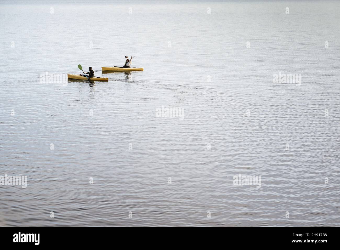 Petite amie et petit ami kayak sur le lac pendant les vacances Banque D'Images