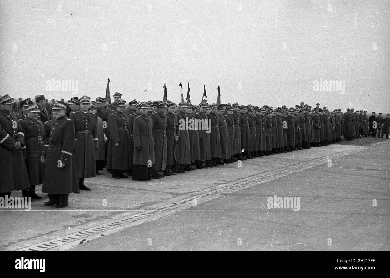 Dowódca Armii Polskiej Utworzonej Na Terytorium Zsrr Varsovie, 1947-03-29.Okêcie, lotnisko.cia³a genera³a Karola
