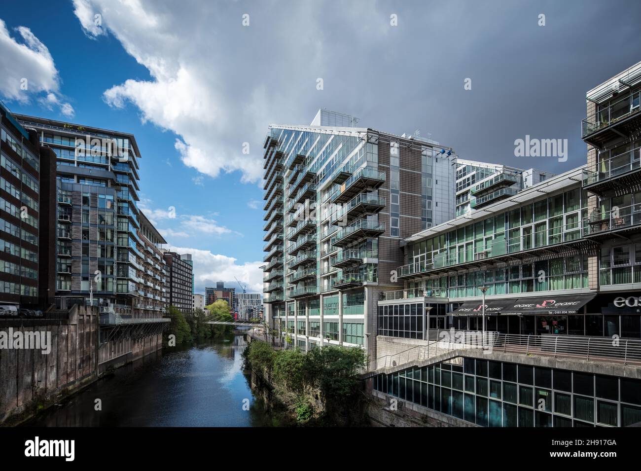 The Edge, Manchester, Angleterre - avril 3 2021 : immeuble d'appartements et bâtiments adjacents le long des rives de l'Irwell entre Manchester et Salford Banque D'Images