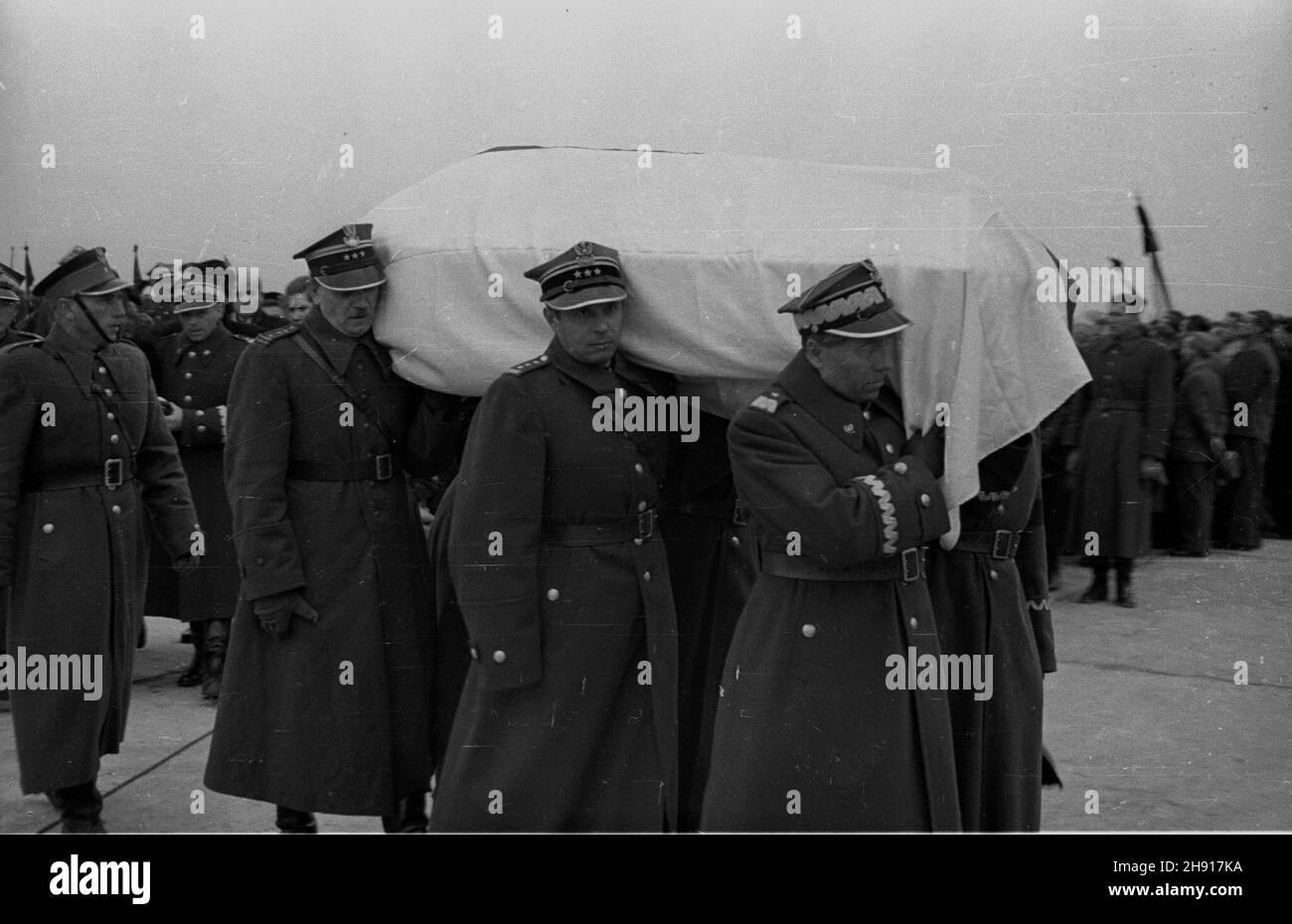 Dowódca Armii Polskiej Utworzonej Na Terytorium Zsrr Varsovie, 1947-03-29.Okêcie, lotnisko.cia³a genera³a Karola