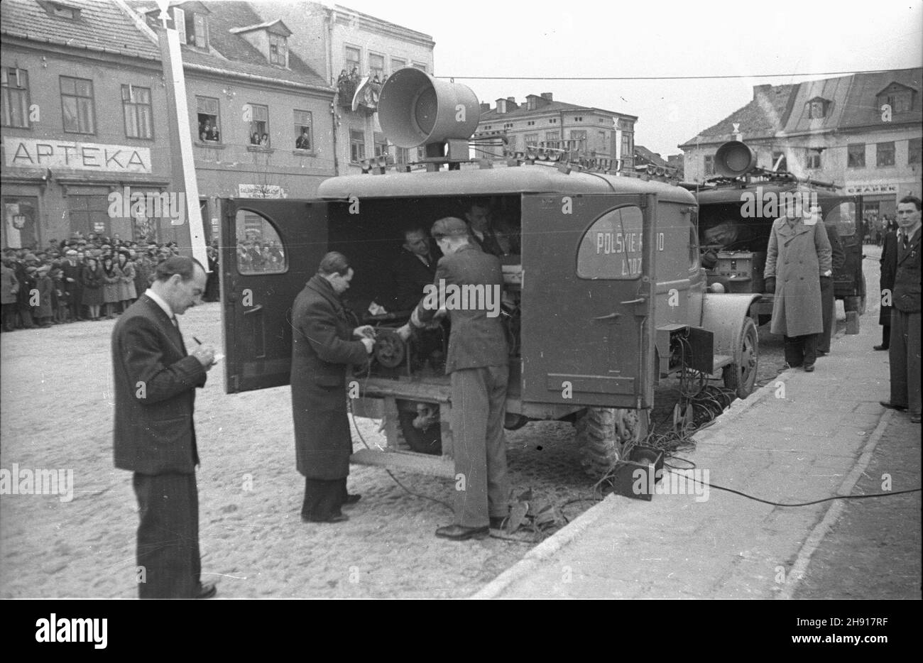 £êczyca, 1947-03-30.Przekazanie 7 Samodzielnemu Pu³kowi Bombowców Nurkuj¹cych sztandaru ufundowanego przez obywateli miasta £êczyca.Uroczystoœci na rynku z udzia³em marsza³ka Micha³a Roli-¯ymierskiego.NZ. Wozy transmisyjne Polskiego Radia £ódŸ podczas przygotowañ do transmisji uroczystoœci. wb PAPLeczyca, le 30 mars 1947.La cérémonie de transfert d'un drapeau fondé par les résidents de Leczyca au 7e Régiment indépendant de bombardiers de plongée.Cérémonies en présence du maréchal Michal Rola-Zymierski.Photo: Radio polonaise Lodz enregistrement TV Vans prêt pour la diffusion de la cérémonie. wb PAP Banque D'Images