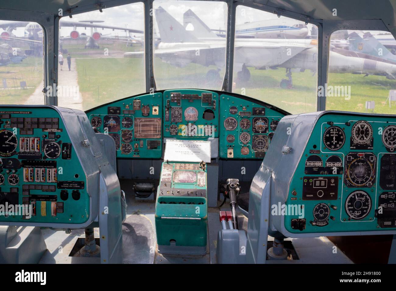 Ukraine, Kiev - 12 juin 2021 : le poste de pilotage de l'ancien avion de Tu.Contrôler le tableau de bord, le volant et le siège du pilote.Le plan est à l'intérieur.Équipement d'avion Banque D'Images