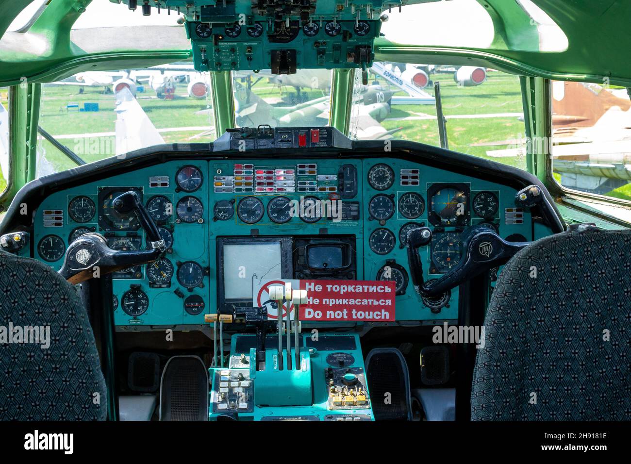 Ukraine, Kiev - 12 juin 2021 : le poste de pilotage de l'ancien avion de Tu.Contrôler le tableau de bord, le volant et le siège du pilote.Le plan est à l'intérieur.Équipement d'avion Banque D'Images