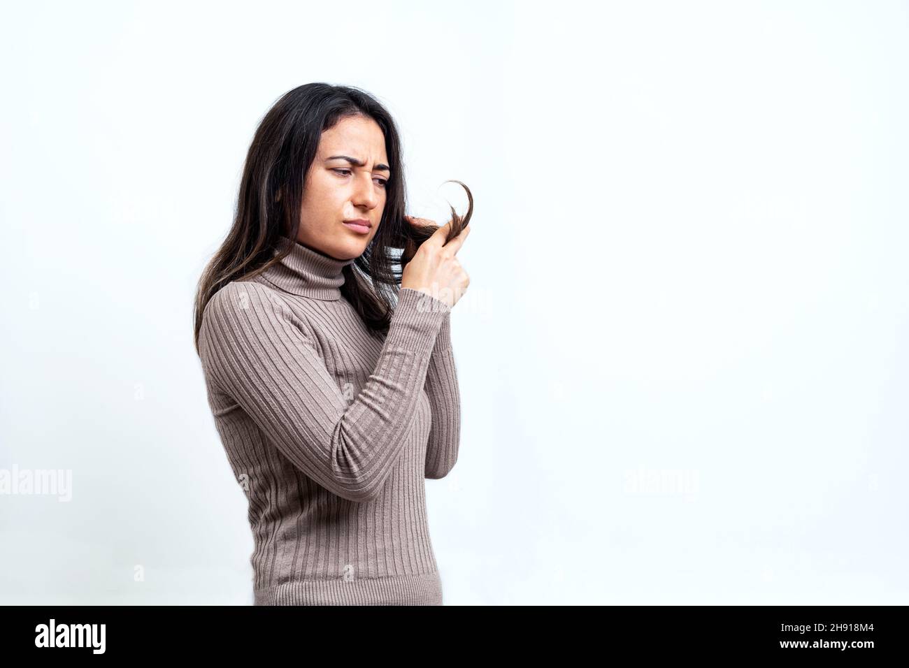 Gros plan de la jeune femme avec de graves problèmes de cheveux.Perte de cheveux et concept de soins. Banque D'Images