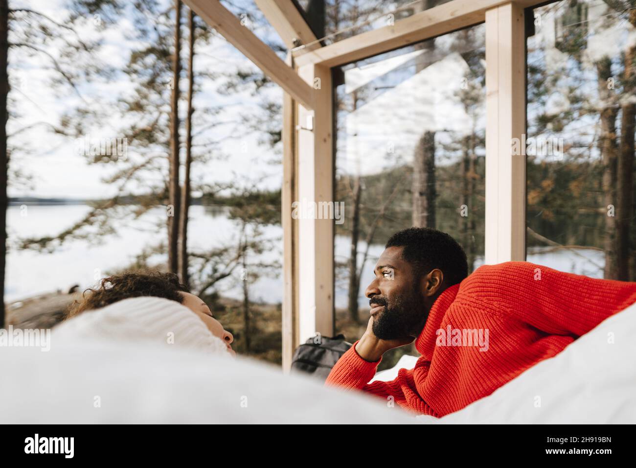 Homme couché avec une petite amie dans le cottage Banque D'Images