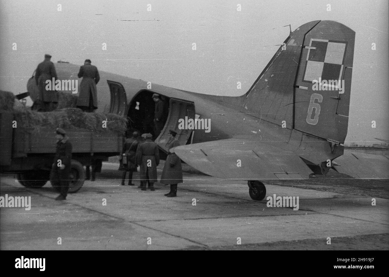 Varsovie, 1947-04.Za³adunek do samolotu Lisunow Li - 2 siana przeznaczonego na potrzeby podarstw poodzian. kw PAP Dok³adny dzieñ wydarzenia nieustalony.Varsovie, avril 1947.Le chargement de foin pour les besoins agricoles des victimes d'inondations dans l'avion Li-2 de Lisunov. kw PAP Banque D'Images