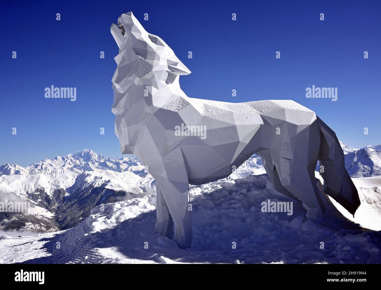 Savoie (73) Saint bon, Courchevel 1850, le loup fabriqué par Richard Orlinski dans la station de ski de Courchevel Banque D'Images