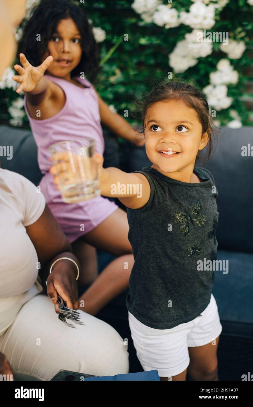 Fille avec verre à boire à la fête de jardin Banque D'Images