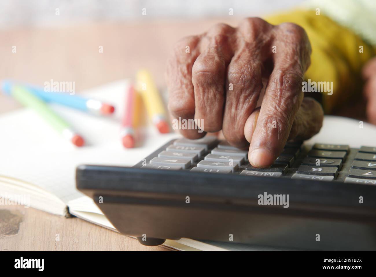 les femmes âgées se font main à l'aide de la calculatrice sur le bureau Banque D'Images