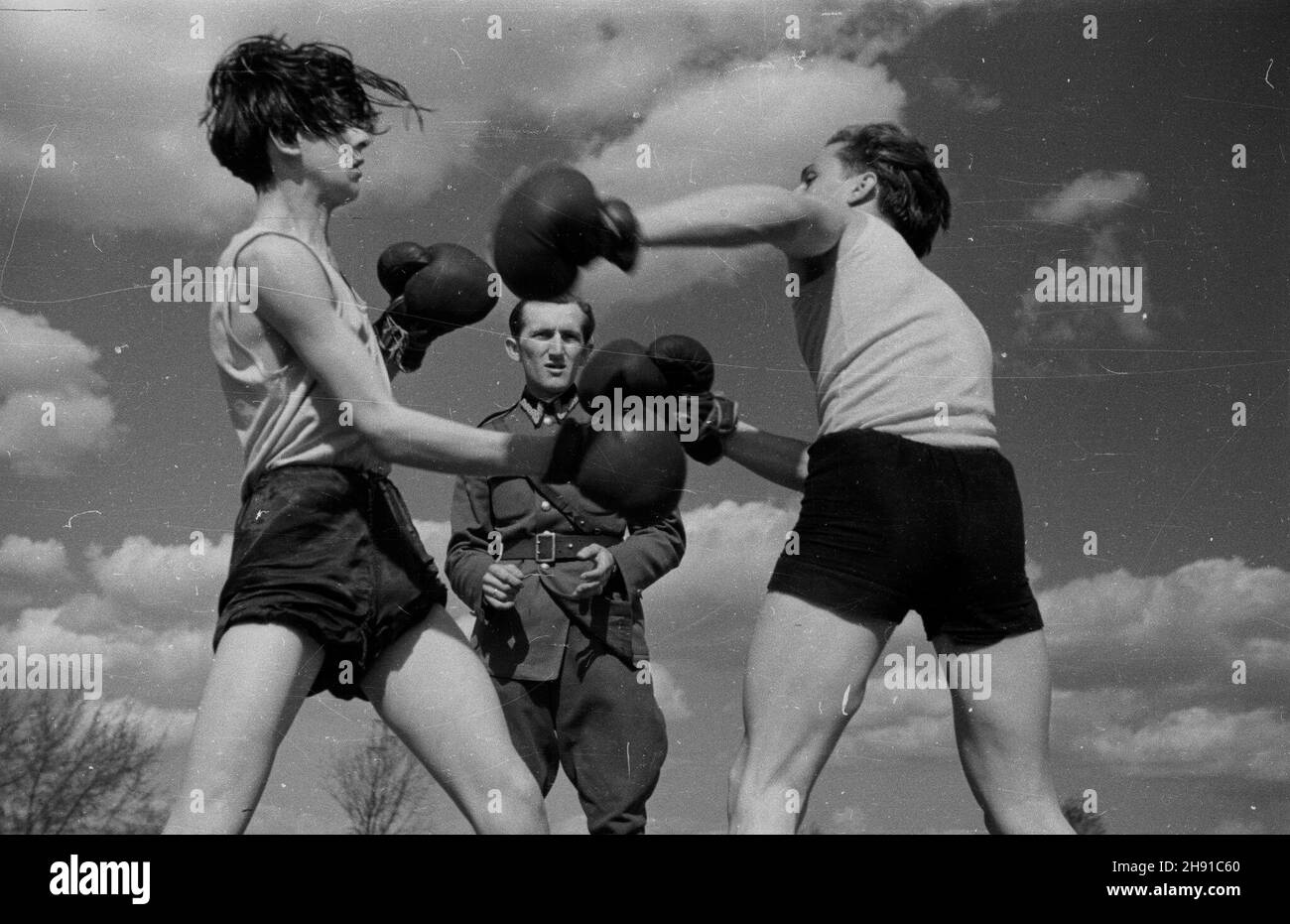 Szczecin, 1947-04.Hufiec Przysposobienia Wojskowego przy Pañstwowych Zak³adach Motoryzacyjnych.NZ. Junacy na boisku podczas zajêæ z wychowania fizycznego - formation bokserski. kw PAP Dok³adny dzieñ wydarzenia nieustalony.Szczecin, avril 1947.Un cours de formation militaire à l'usine automobile d'État.Photo: Jeunes sur un terrain de sport pendant l'entraînement physique - boxe. kw PAP Banque D'Images
