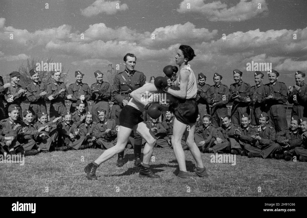 Szczecin, 1947-04.Hufiec Przysposobienia Wojskowego przy Pañstwowych Zak³adach Motoryzacyjnych.NZ. Junacy na boisku podczas zajêæ z wychowania fizycznego - zawody bokserskie. kw PAP Dok³adny dzieñ wydarzenia nieustalony.Szczecin, avril 1947.Un cours de formation militaire à l'usine automobile d'État.Photo : jeunes sur un terrain de sport pendant l'entraînement physique - un concours de boxe. kw PAP Banque D'Images
