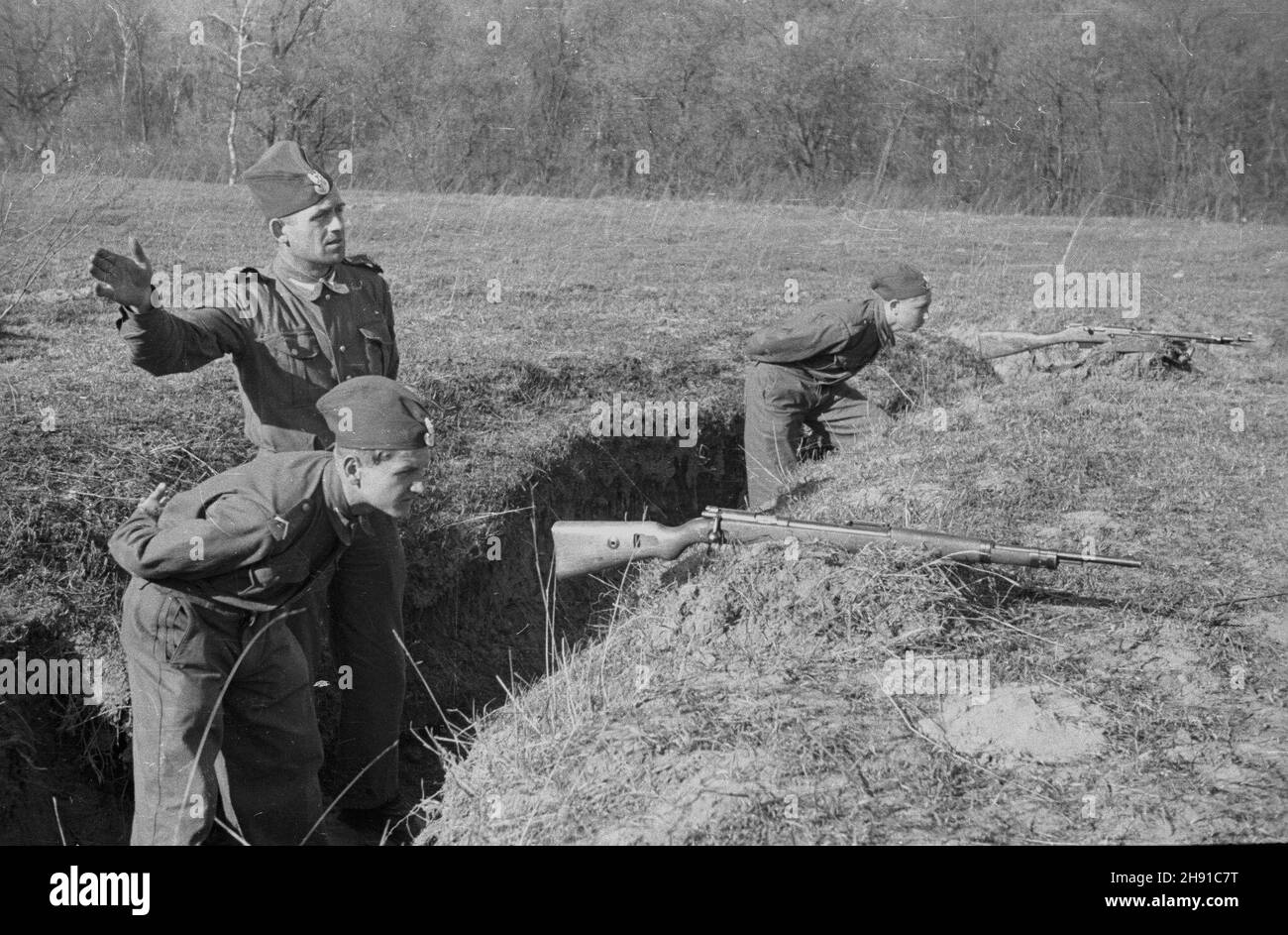 Szczecin, 1947-04.Hufiec Przysposobienia Wojskowego przy Pañstwowych Zak³adach Motoryzacyjnych.NZ. nauka strzelania na strzelnicy. kw PAP Dok³adny dzieñ wydarzenia nieustalony.Szczecin, avril 1947.Un cours de formation militaire à l'usine automobile d'État.Photo : une leçon de prise de vue sur une plage de prise de vue. kw PAP Banque D'Images