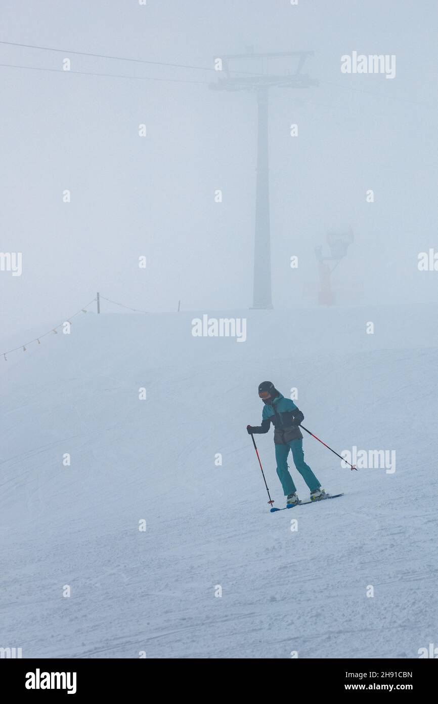 03 décembre 2021, Bade-Wurtemberg, Feldberg (Schwarzwald) : un skieur descend la pente sur ses skis.Les exploitants de remonte-pente s'appuient sur la réglementation 2G-plus en raison de Corona : cela signifie que les enfants vaccinés, récupérés et d'âge scolaire ainsi que les enfants qui n'ont pas encore commencé l'école peuvent utiliser les remontées mécaniques dans la zone de ski - sans masque, distance ou quota.Pour éviter de longues périodes d'attente aux guichets, les billets doivent être vendus principalement en ligne.Photo: Philipp von Ditfurth/dpa Banque D'Images