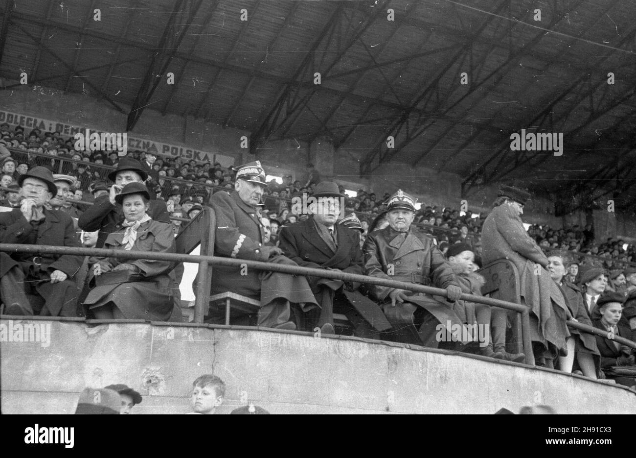 Varsovie, 1947-04-06.Wielkanocny mecz Polonii Warszawa ze s³owack¹ dru¿yn¹ SK Batovany, na stadionie Wojska Polskiego przy ul.£azienkowskiej, wygrany przez Poloniê 2:0.NZ. Trybuna honorowa. wb PAPVarsovie, le 6 avril 1947.Le match de Pâques entre la Polonia Warszawa et la Slovaque SK Batovany au stade de l'Armée polonaise sur la rue Lazienkowska gagné par la Polonia 2 à 0.Photo : le podium. wb PAP Banque D'Images