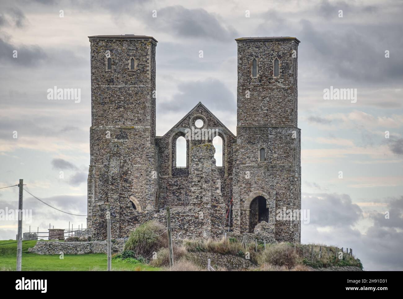 Les deux tours de l'église Sainte Marie de Reculver se démarquent clairement contre un ciel intéressant dans cette photo prise le jour de novembre venteux Banque D'Images