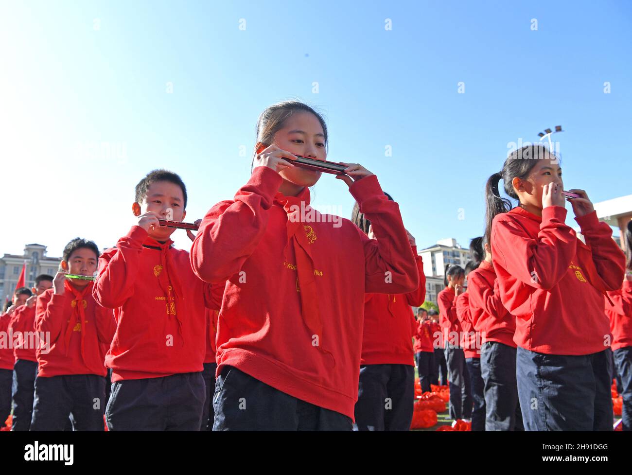 (211203) -- NANNING, 3 décembre 2021 (Xinhua) -- des élèves se sont produits lors d'une activité à l'école primaire Yulanlu de Nanning, dans la région autonome de Guangxi Zhuang, dans le sud de la Chine, le 2 décembre 2021.Les élèves de l'école primaire Yulanlu ont participé à l'activité pour célébrer le cinquième anniversaire de l'école.(Xinhua/Zhou Hua) Banque D'Images